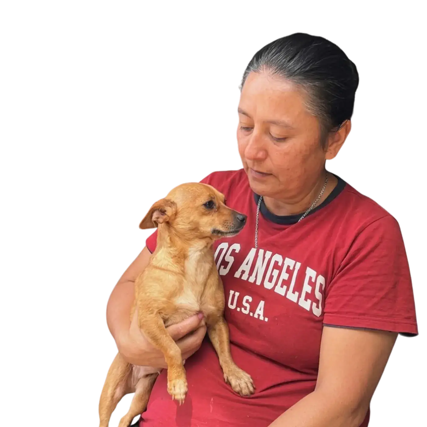 Yesenia carga a un cachorro en el refugio